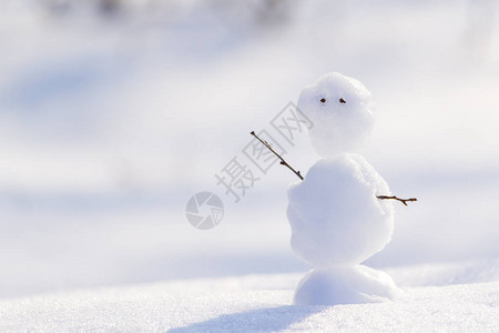 雪上地的雪人图片