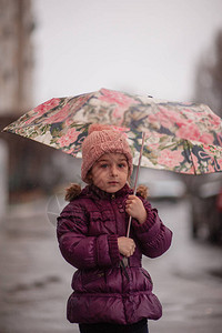 外面雨伞下的小女孩图片
