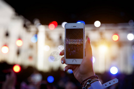手机在夏季音乐节上图片
