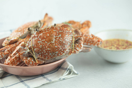 新鲜蒸螃蟹配上海鲜背景图片