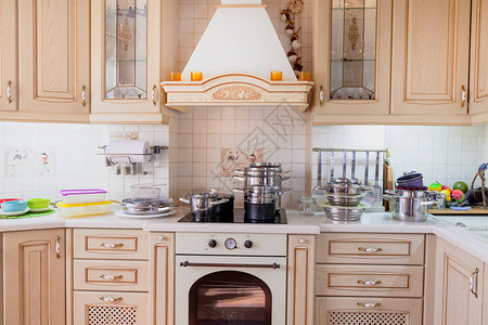 经典风格厨房的内部经典风格的厨房和米色田园色图片