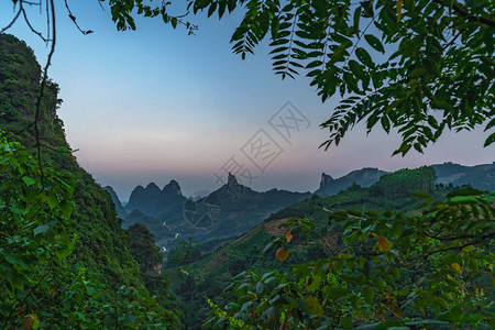 广西省永秀的美丽绿色潮湿和稠密喀克山脉风景之眼希雅贡山观图片