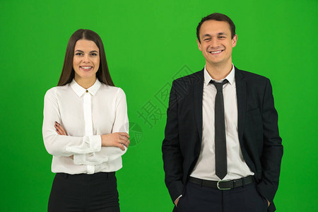 幸福的男人和女人站在绿色的背景上图片