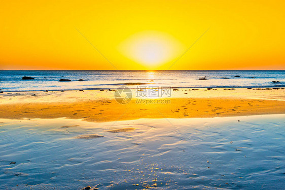 在美丽的沙滩上晒太阳蓝海水图片