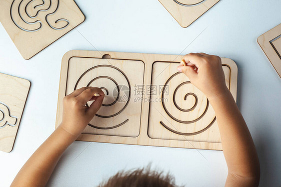 儿童木制玩具大脑半球间发育委员会孩子们的手特写儿童发育迟缓语言治疗师的木制迷宫蒙台图片