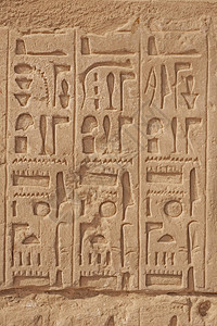 在卢克索古代埃及卡纳克寺庙的墙壁上雕图片