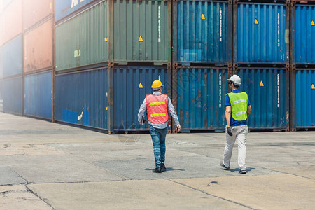 工作人员午休时间在大型货物仓库港口装载集装箱中进行安全检查图片