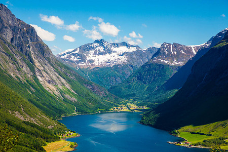 在萨卡山峰顶端与令人难以置信的景象对挪威的桑莫图片