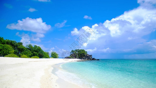 美丽的热带自然景观丽贝岛天堂海滩与清澈的海水白色沙滩和多云的蓝天背景在泰国流行的旅游假期图片
