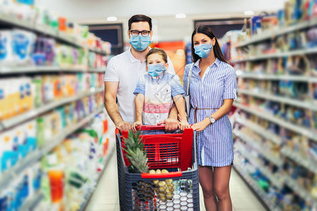 幸福的家庭戴着防护面罩防止感染图片