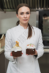 女糕点厨师拿着复活节蛋糕图片
