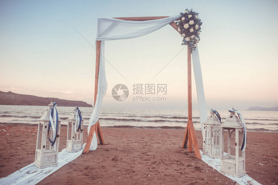 在白色热带海滩的热带海滩举行婚礼仪式Arch在沙图片
