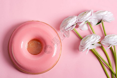 假日治疗自制的新鲜烹饪甜点粉红色布丁和花朵图片