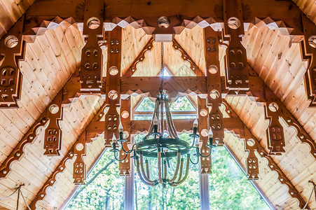 高的天花板和质朴的木屋里的枝形吊灯全景窗图片
