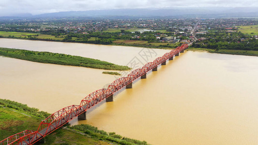 飞越菲律宾卡加扬河的桥高清图片
