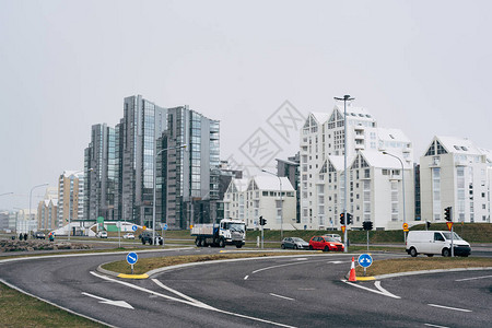 冰岛首都雷克雅未克海滨公路位于城市边缘的住宅区灰色玻璃高层不同高度的白色高层建筑图片