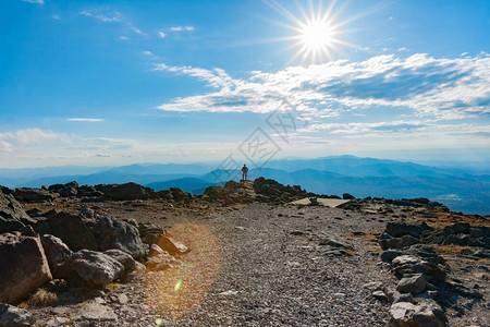 从华盛顿山顶穿过山地风景的视野到太阳破图片