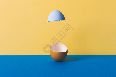 彩色背景上的彩色鸡蛋图片
