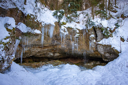 冰柱结冰的瀑布图片