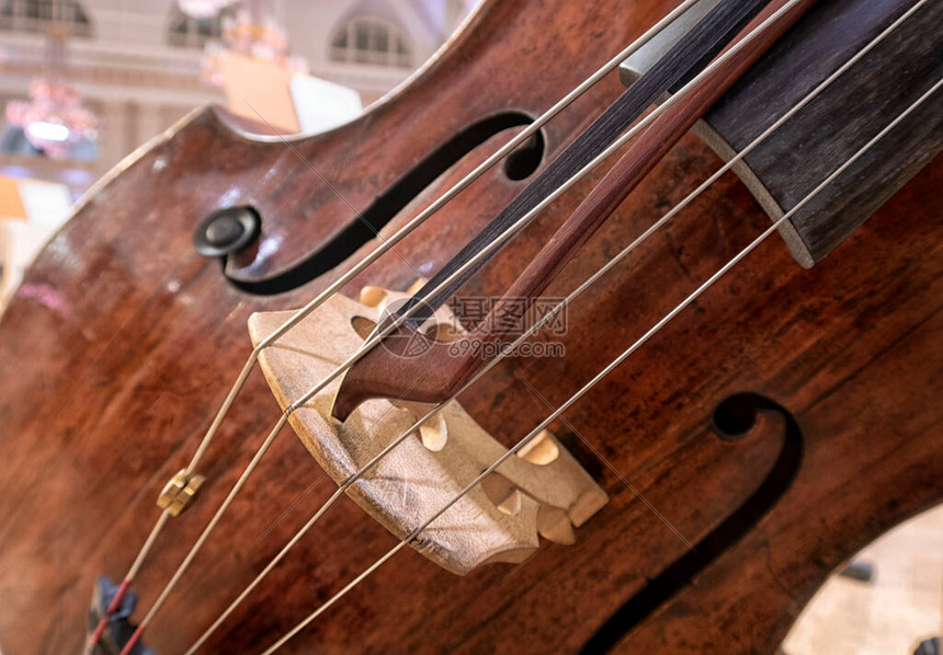 爱乐团舞台上的低音提琴图片