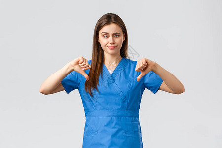 迷惑和心烦意乱的护士或医生用蓝色洗涤剂图片