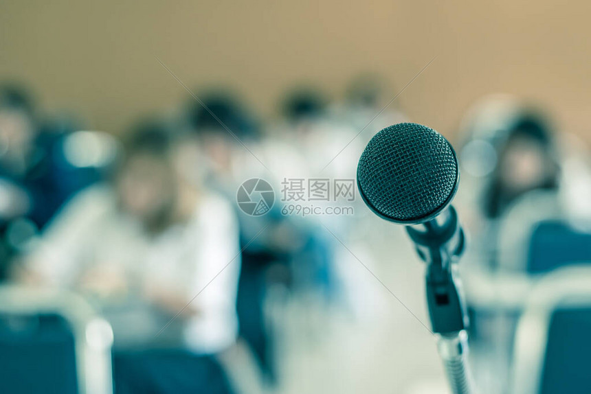 麦克风语音扬声器与听众或学生在研讨会教室演讲厅或会议中为主持人教师或辅导师提供图片