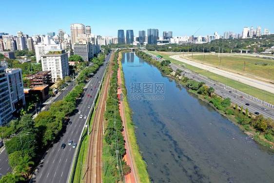 阳光明媚的日子里城市生活场景的全景城市景观图片