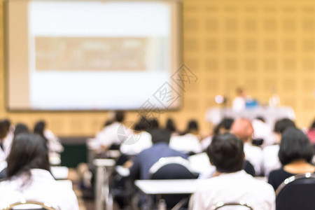 演讲者在与房间后面的观众或学生的会议中进行教育研讨会学校讲座或创业商务背景图片