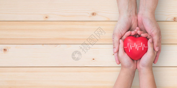 人寿和健康保险儿科护理和儿童心血管心脏病儿童和父母用脉象支持心脏的图片