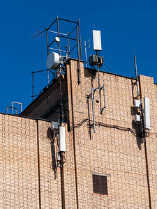 砖楼上的电信设备移动信号和互联网传输设备图片