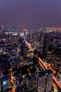 2020年1月22日晚间从上方对泰国曼谷市中心区许多照明摩天大楼和其图片