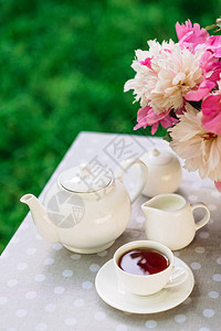 小鸡花瓶茶壶和茶杯图片