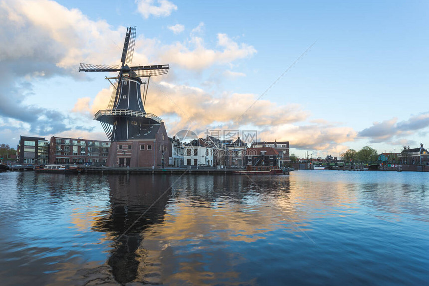 荷兰哈勒姆风车和Spaarne河图片
