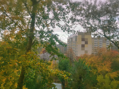 从窗户透过泥水雨泛滥的玻璃从窗户看秋图片