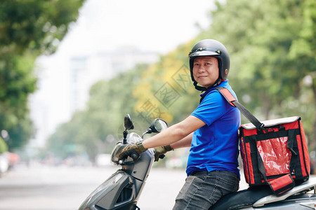 新型冠状病毒拥有大型冷却袋负责送货服务的越南男背景