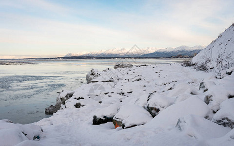 美丽的冬季冰层景观在WoronzofOverlookPoint市下安克雷奇和后面的雪山阿拉斯加Knik图片