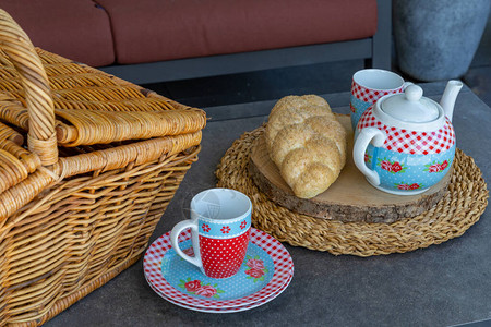 高茶野餐概念桌上配有装饰茶壶图片