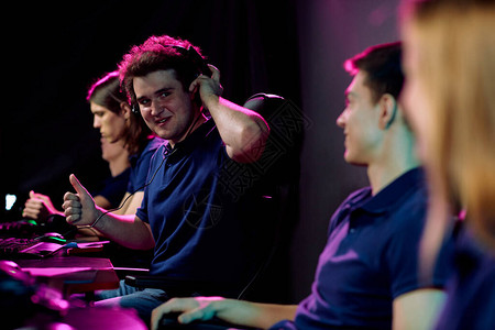 年轻成功的电子体育游戏机展示大拇指图片