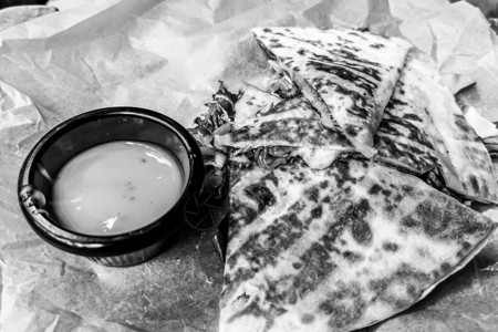酿皮塔饼面包美味的开胃菜和酱汁图片