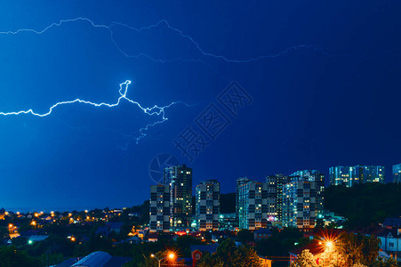 夜城斯塔夫罗波尔上空的闪电图片