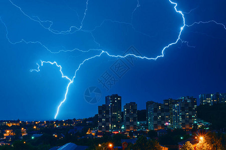 夜城斯塔夫罗波尔上空的闪电图片