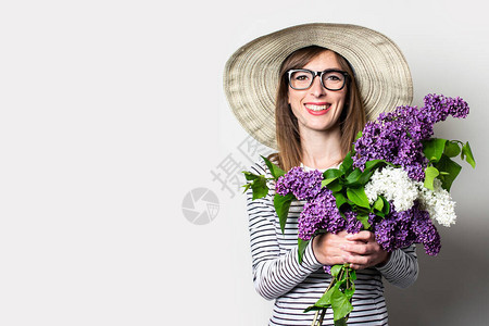 年轻女面对着一束光明背景的花束没图片