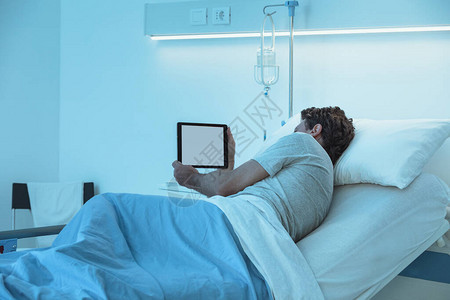 成人无睡眠病人晚上躺在医院的床上背景图片