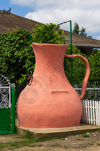 在屋前喝一口手动的水罐形水井好客的象征酒乡的传图片