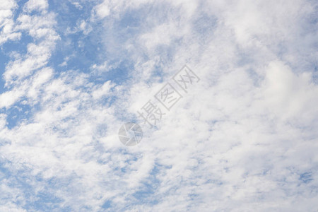 深蓝色天空上美丽的白色蓬松云彩的向上视图图片
