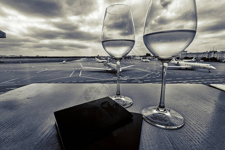 在机场等待飞行的酒图片