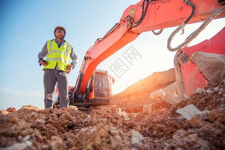 建筑工程师在建筑工地的建筑工事上佩戴个人图片