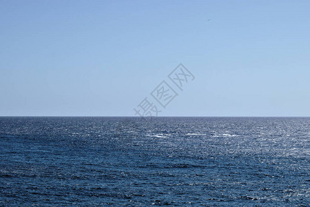 蓝天碧水的地平线图片