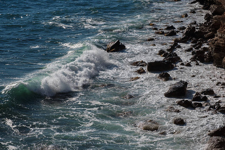 海浪背景打破海水岩石海岸波涛汹涌的大海绿松石水梯度泡沫在公海的大浪夏季风海背景图片