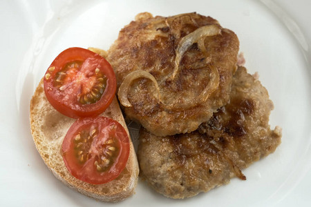 混合牛肉猪肉和炸鸡加洋葱的烤熟新鲜热肉切片图片